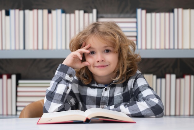 Criança lendo livro em uma livraria ou biblioteca