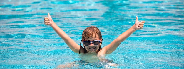 Criança levantou as mãos na piscina de verão crianças ativas estilo de vida saudável atividade de esportes aquáticos e sw