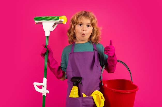 Criança limpando em casa Criança fazendo tarefas domésticas se divertindo Retrato isolado de estúdio de governanta infantil com esfregão plano molhado no fundo rosa