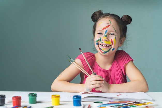 Foto criança linda desenha e ri