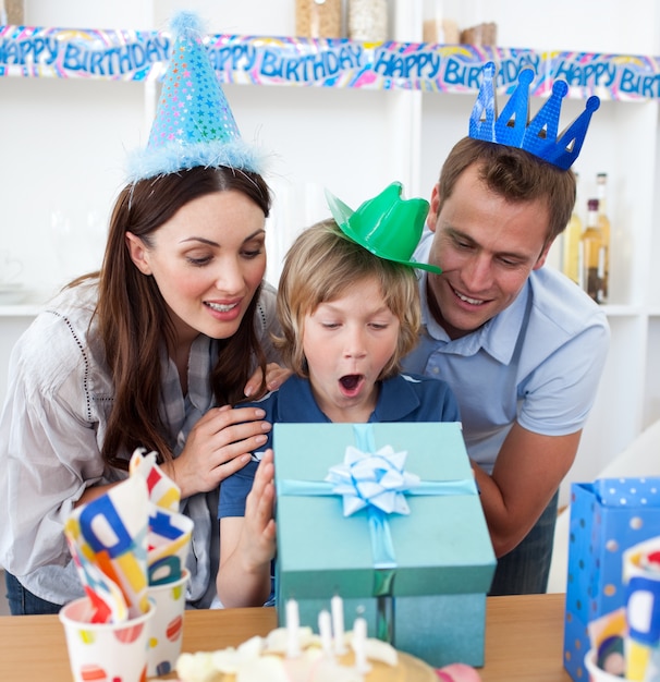 Criança loura comemorando seu aniversário