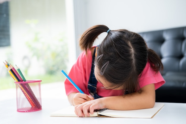 Criança mais jovem asiática aprende e reconhece sozinha em casa