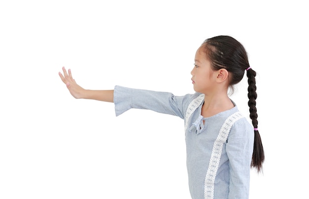 Criança menina asiática mostrando um gesto de parada de cinco dedos e olhando direto ao lado, isolado no branco