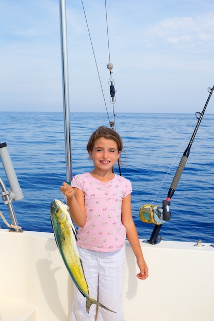 criança menina pesca em barco com mahi mahi dorado peixe pegar