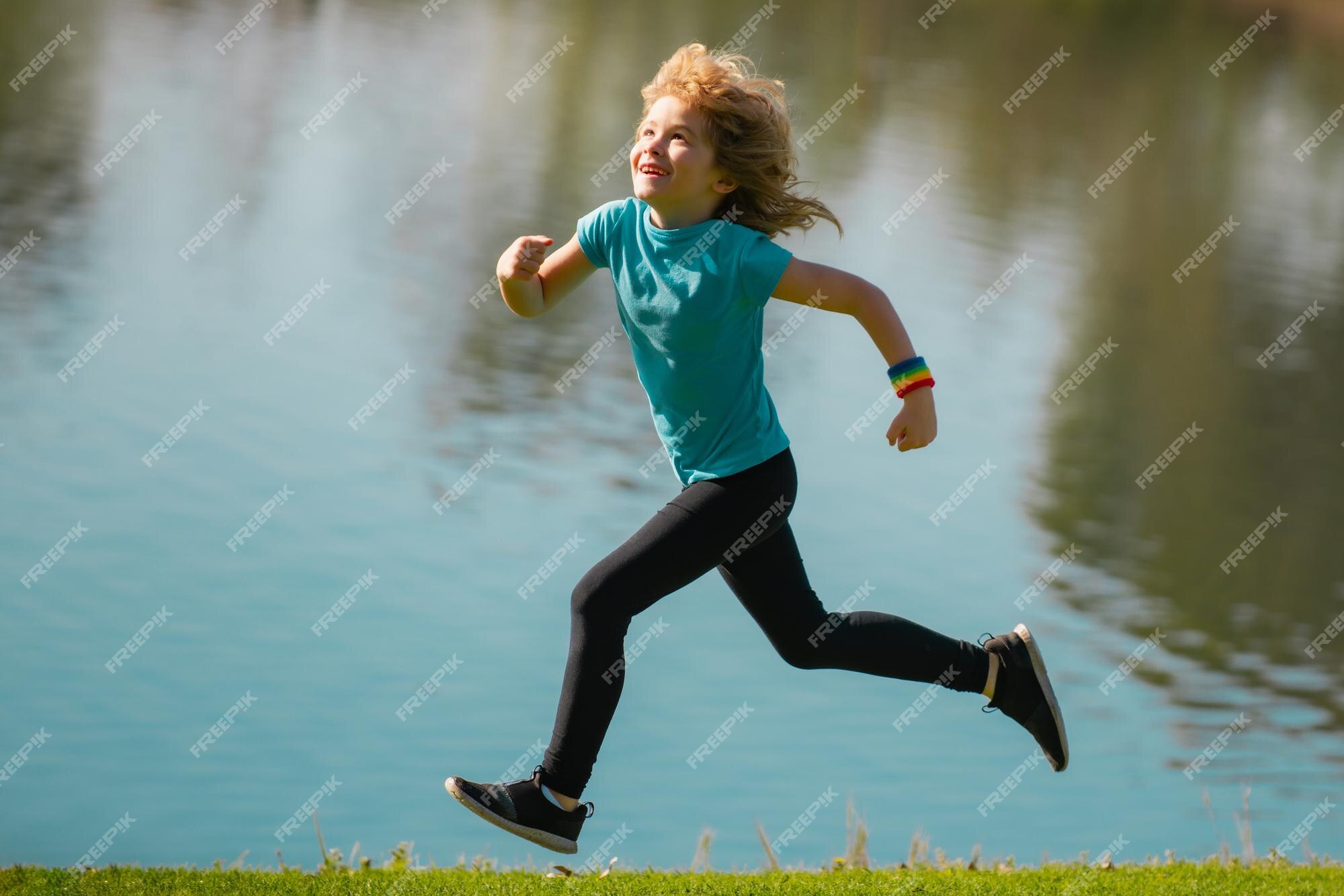 Jogos De Verão E Atividades Ao Ar Livre Para Crianças. Desenvolvimento  Precoce. Garoto Pensando No Xadrez No Parque De Verão. O Co Imagem de Stock  - Imagem de escola, passatempo: 275275197