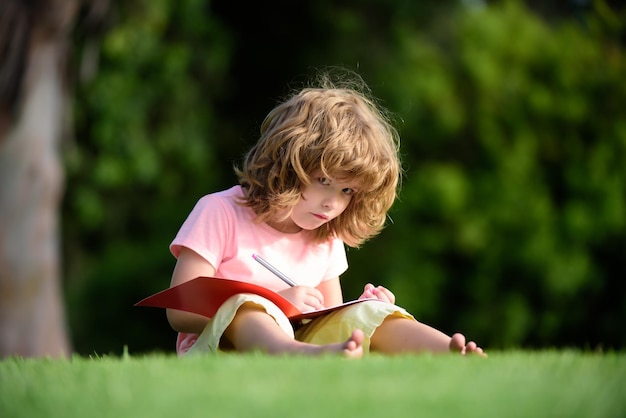 Criança menino desenhando a lápis Criatividade artística criança criativa educação infantil e ensino a distância