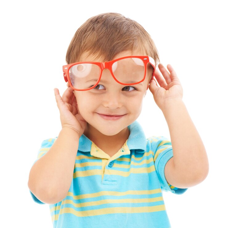 Foto criança menino e sorriso para óculos em estúdio olhos e apoio de visão por fundo branco feliz pessoa masculina criança e oftalmologia para cuidados com os olhos óculos vermelhos e moda elegante ou humor e goofy