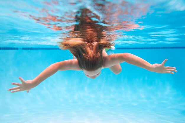 Criança menino nada debaixo d'água no mar criança nadando na piscina debaixo d'água menino feliz nada no mar debaixo d'água