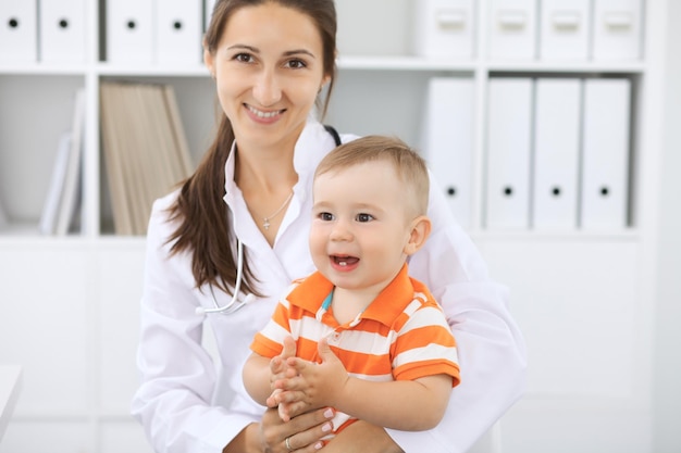 Foto criança menino no exame de saúde no consultório médico