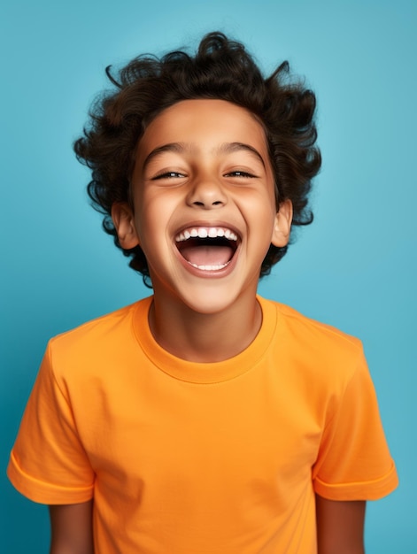 Foto criança mexicana feliz em roupas casuais contra um fundo neutro