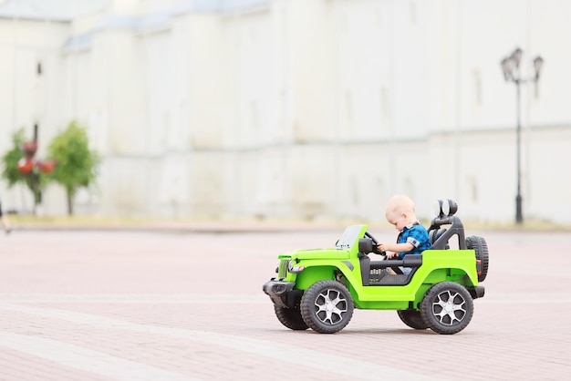 Criança motorista carro elétrico atração suv pequeno