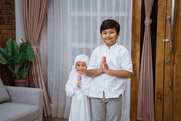 Criança muçulmana confiante em uma camisa Koko