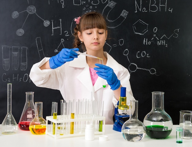 Criança na aula de química em laboratório