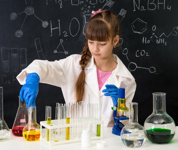 Criança na aula de química em laboratório