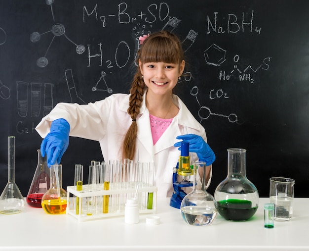 Criança na aula de química em laboratório