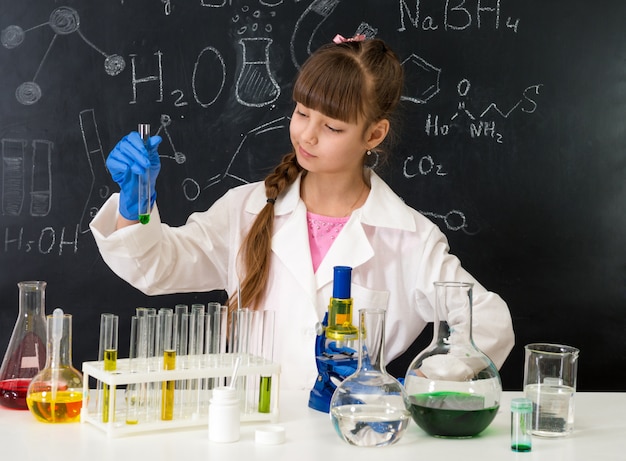 Criança na aula de química em laboratório