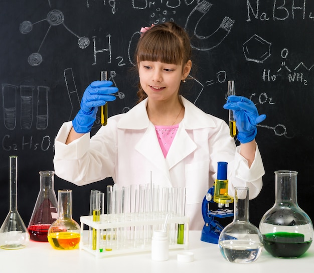 Criança na aula de química em laboratório