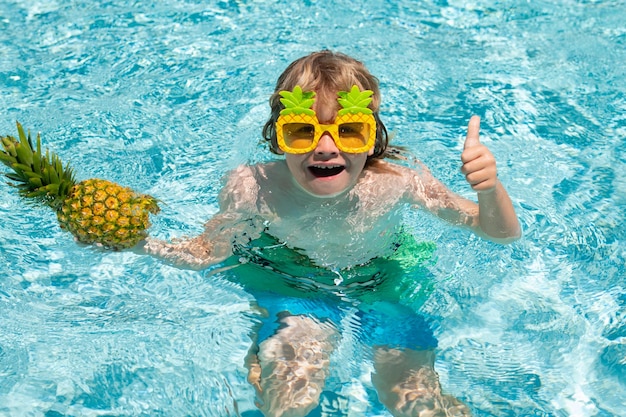 Criança na piscina Atividade infantil de verão Férias de verão Estilo de vida saudável para crianças