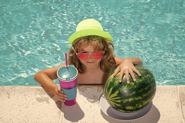 Criança na piscina com melancia Atividade saudável ao ar livre para crianças Diversão na praia para crianças Moda verão crianças com chapéu e óculos de sol rosa Coquetel de verão para crianças