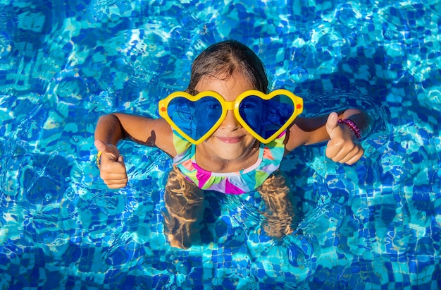 Criança na piscina de óculos grandes. foco seletivo. criança.