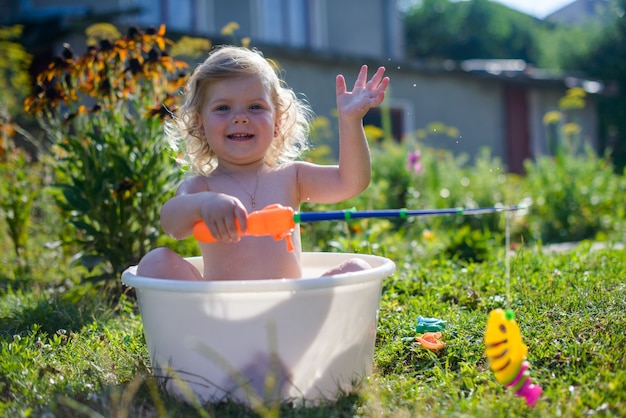 Criança na piscina