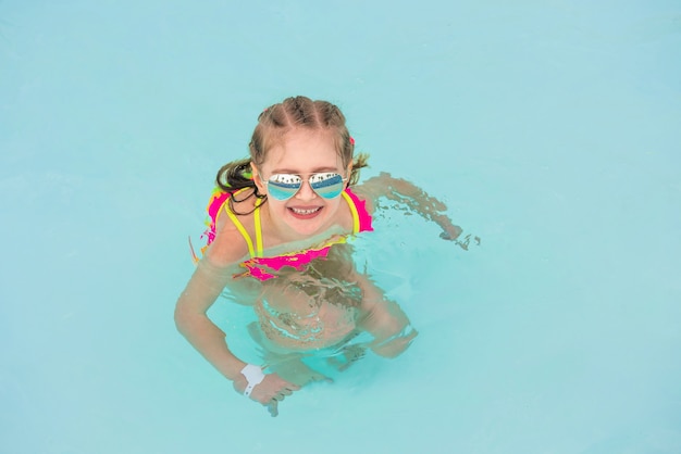 Criança na piscina