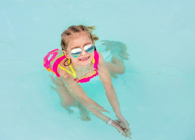 Criança na piscina