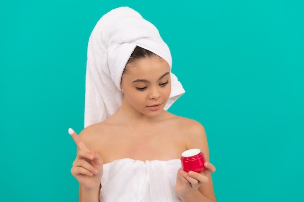 Criança na torre de banho aplicando creme facial, máscara facial