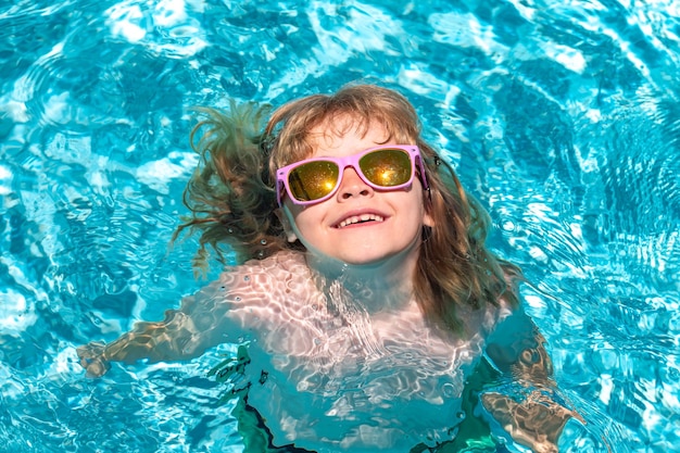 Criança nadando à beira da piscina em fundo de água menino engraçado e fofo relaxando com anel de natação de brinquedo em um