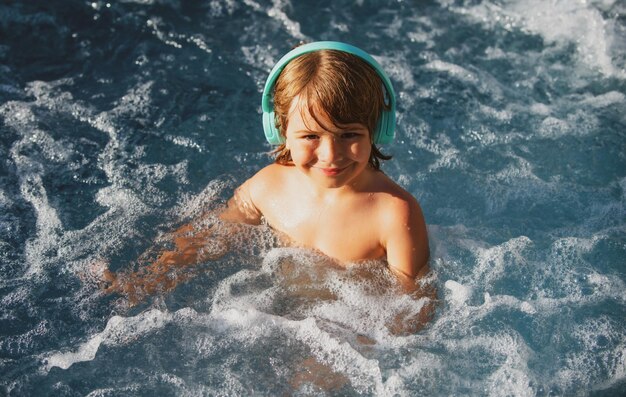 Criança nadando crianças férias de verão na piscina
