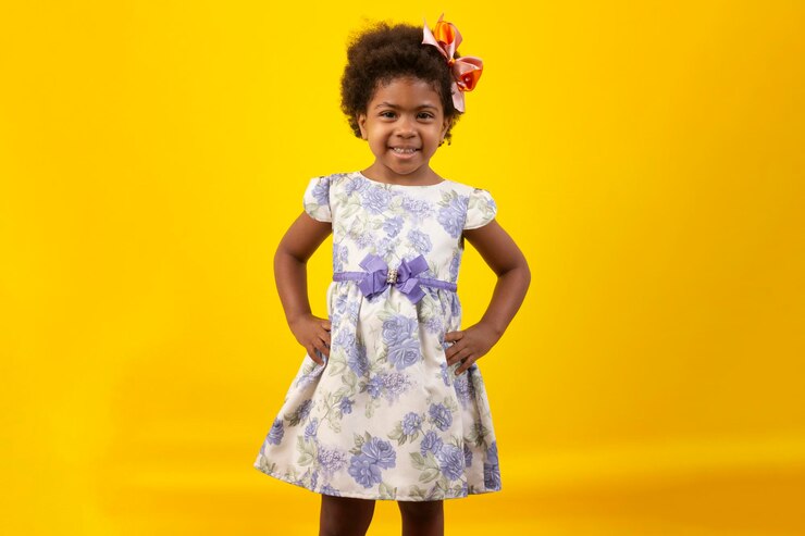 Foto criança negra brasileira com cabelo encaracolado em estúdio filmado com várias expressões faciais