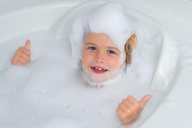 Criança no banho com bolhas criança feliz aproveitando a hora do banho garotinho sorrindo no banho com tanto