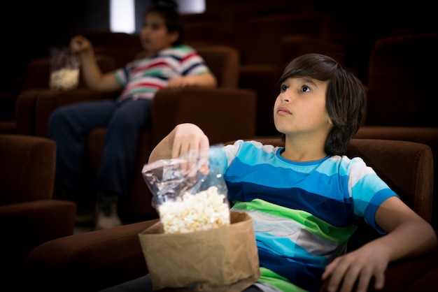 Criança no cinema assistindo filme