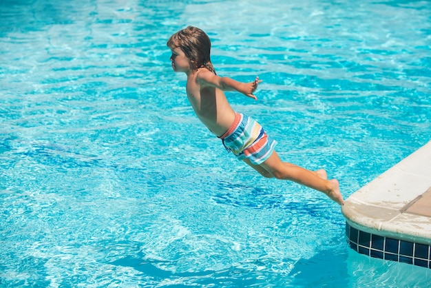Criança no parque aquático criança pulando na água nas férias de verão nadando no acampamento de verão
