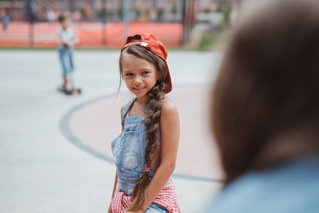 Criança ou menina na pista de skate