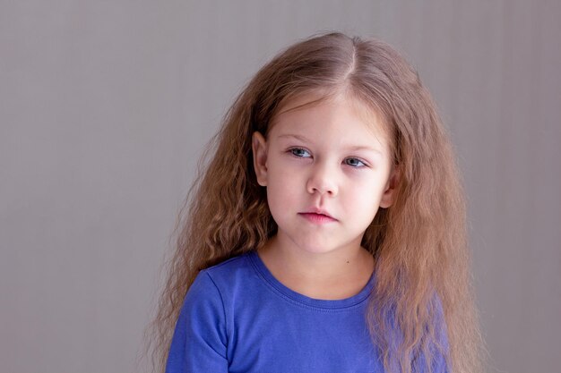 Foto de Lombalgia Retrato De Perfil Lateral Vista Da Menina Triste Infeliz  Em Azul Listrado Tshirt E Trança Cabelo Em Pé E Sentir Dor Em Suas Costas  Ou Rim e mais fotos