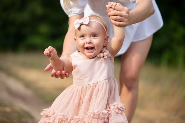 Criança para passear Doce bebê aprende a andar