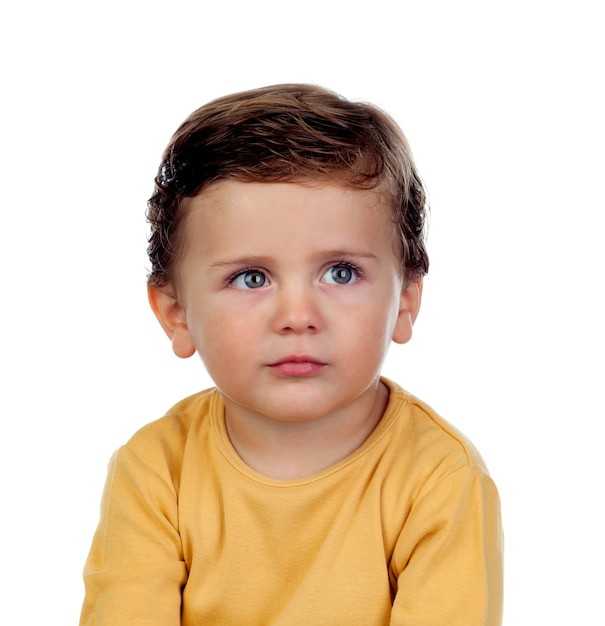 Criança pequena adorável dois anos velha com t-shirt amarelo