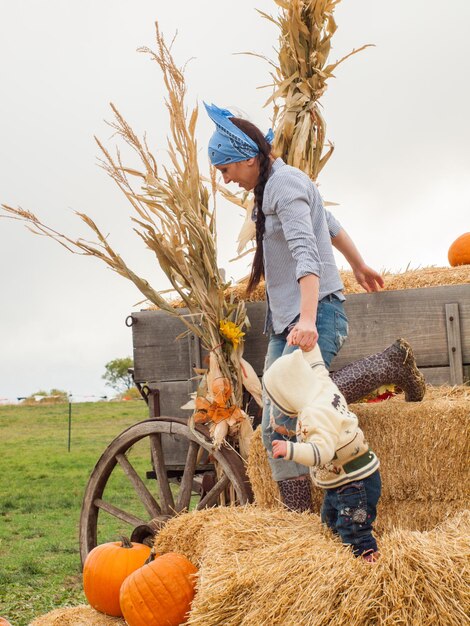 Criança pequena com a mãe na fazenda.