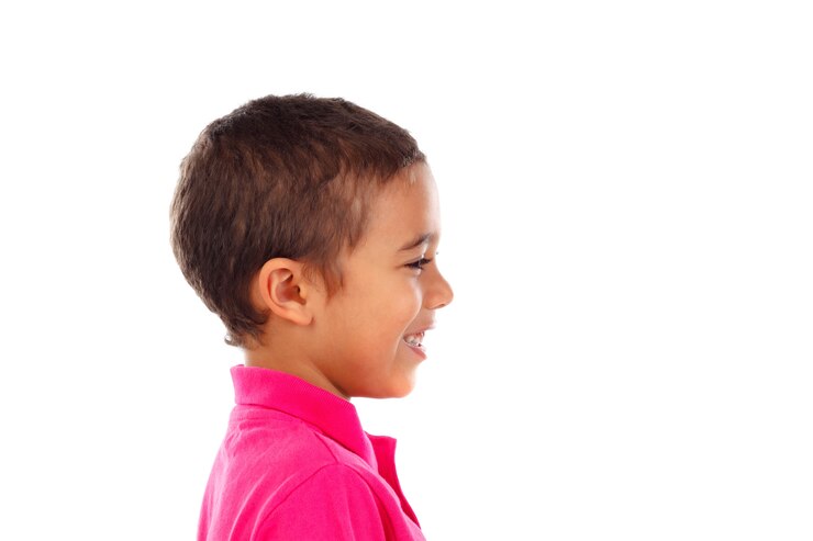 Foto criança pequena engraçada com cabelo escuro e olho roxo