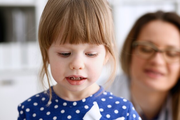 Criança pequena no consultório do pediatra