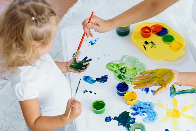 Criança pequena pintando em casa, tempo livre criativo