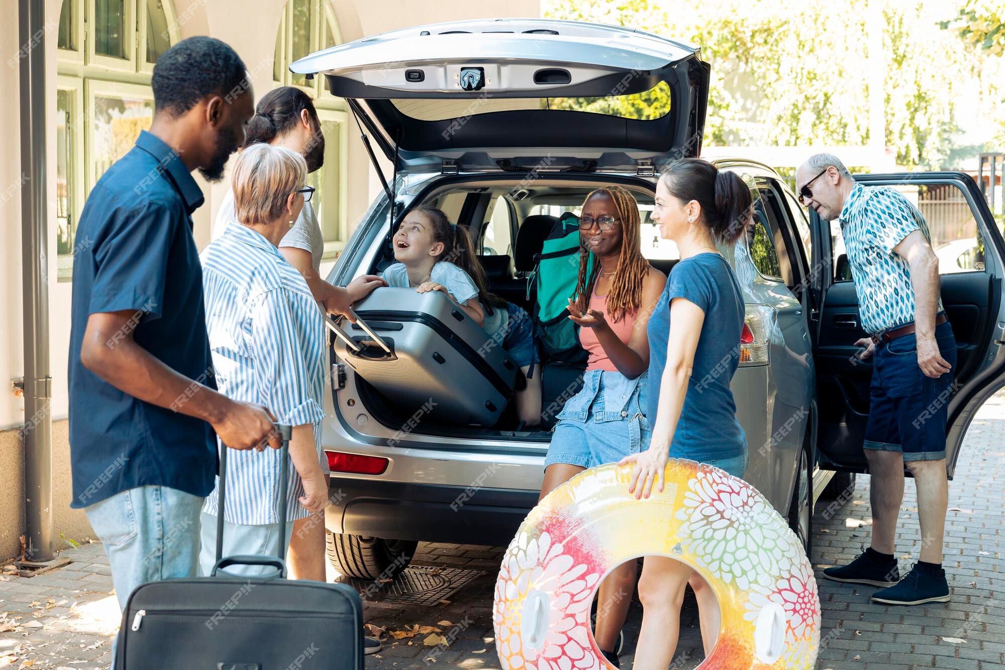 Retrato Em Família Cheia Com Crianças Pequenas Coloca Malas De Bagagem No  Carro Sorrindo Juntos Antes Da Viagem Imagem de Stock - Imagem de grande,  cuidado: 209416853