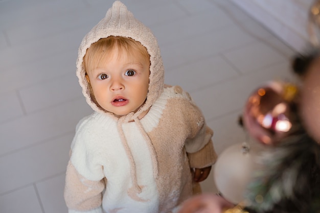 Criança perto da árvore de Natal