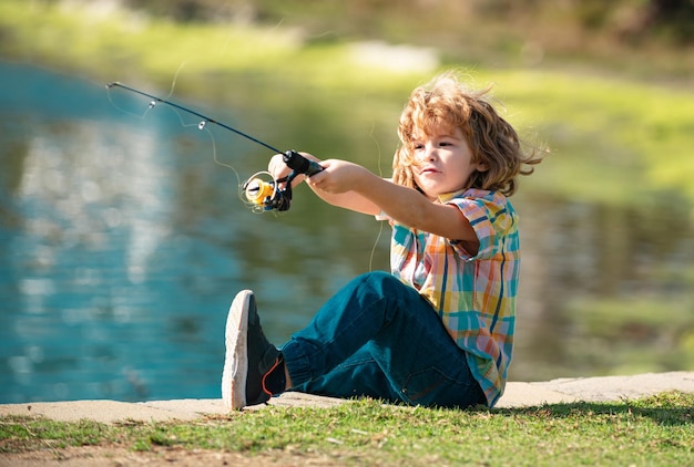 Foto criança pescando no lago menino pescador com spinner no rio retrato de menino animado pescando menino