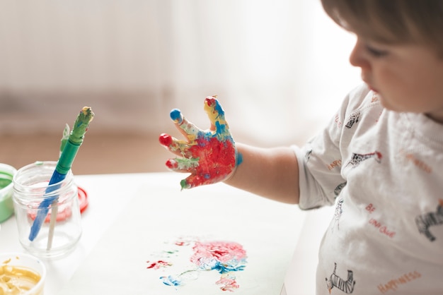 Foto criança pintando como um artista