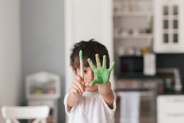 Foto criança pintando como um artista