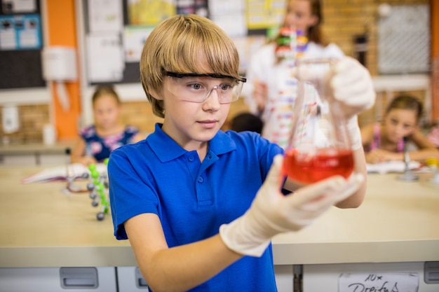 Foto criança posando com um líquido químico