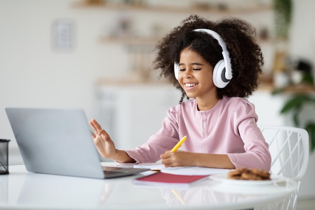 Criança positiva tendo festa online com amigos enquanto fica em casa