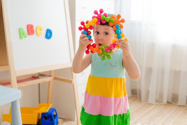 Criança pré-escolar 3 anos brincando com blocos de brinquedo colorido.